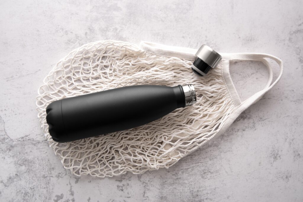 Close-up of a chic black water bottle, symbolizing sophistication in hydration. Eco-conscious and stylish, this reusable bottle complements a modern and sustainable lifestyle.